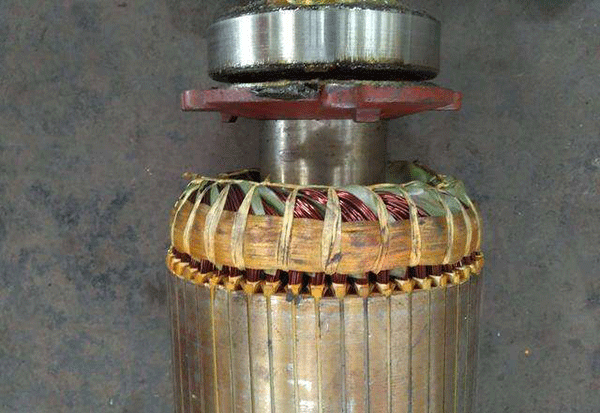 西安電機廠技術(shù)員關(guān)于高壓電機端部捆扎的重要性分析。