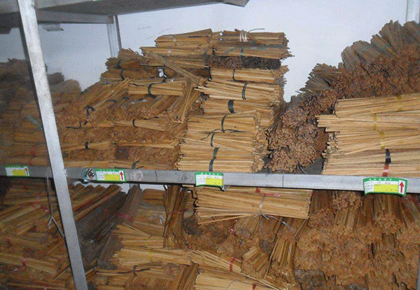 不正確安裝磁性槽楔可能導(dǎo)致高壓電機(jī)產(chǎn)生電氣故障。 不正確安裝磁性槽楔可能導(dǎo)致高壓電機(jī)產(chǎn)生電氣故障。