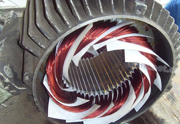 一臺返廠大修的電機剛剛纏繞好線圈 一臺返廠大修的電機剛剛纏繞好線圈