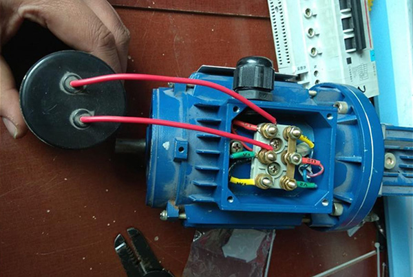 YE3高效節(jié)能三相異步電動機改成單相的接線示意圖 YE3高效節(jié)能三相異步電動機改成單相的接線示意圖