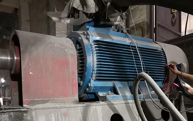 圖為西瑪電機售后人員高壓電機振動測量現場照片 圖為西瑪電機售后人員高壓電機振動測量現場照片